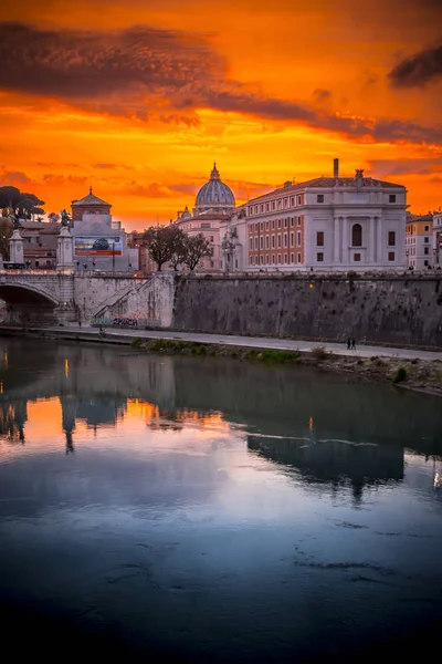 Vista do pôr-do-sol no Tibre River Roma, Itália — Fotografia de Stock