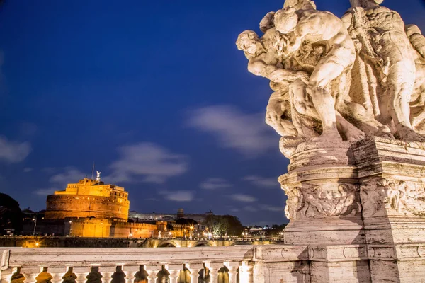 Castel Sant 'Angelo, castelo medieval ao longo do rio Tibre em Roma — Fotografia de Stock