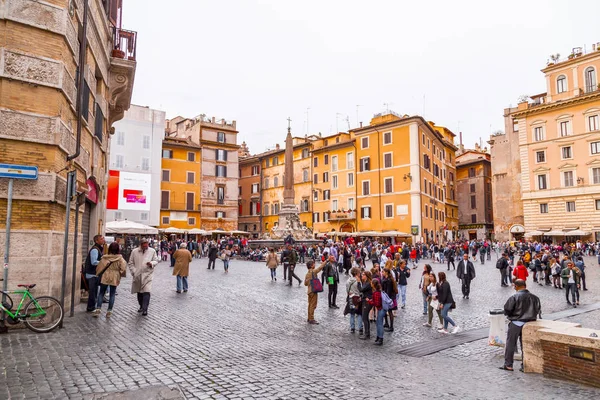 Historische obelisk en fontein in de buurt van het Pantheon in Rome — Stockfoto