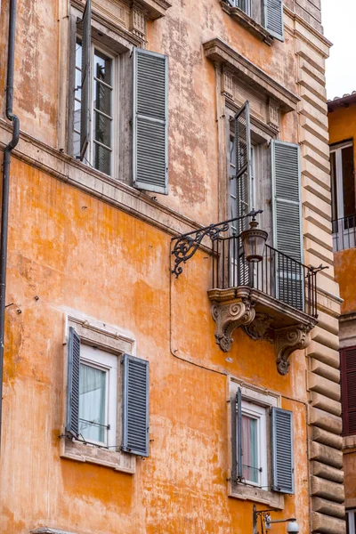 Cityscape e arquitetura genérica de Roma, o italiano capita — Fotografia de Stock