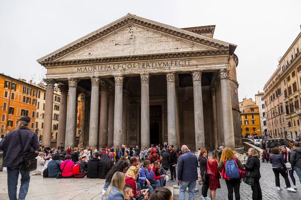 Exterior view of the historical Pantheon in Rome, Italy — Stock Photo, Image