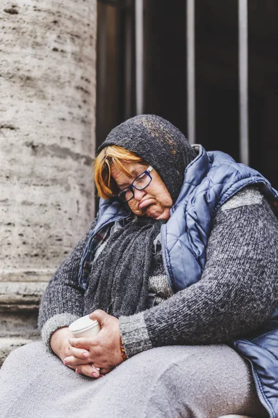 Starsza bezdomna Pani śpi na chodniku w Rzymie, Włochy — Zdjęcie stockowe
