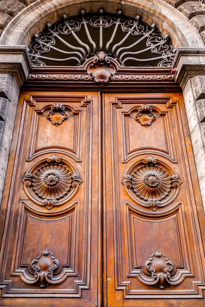 Vieille et belle porte ornée — Photo