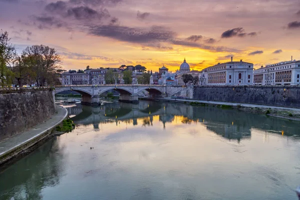 Vista sul tramonto sul fiume Tevere Roma, Italia — Foto Stock