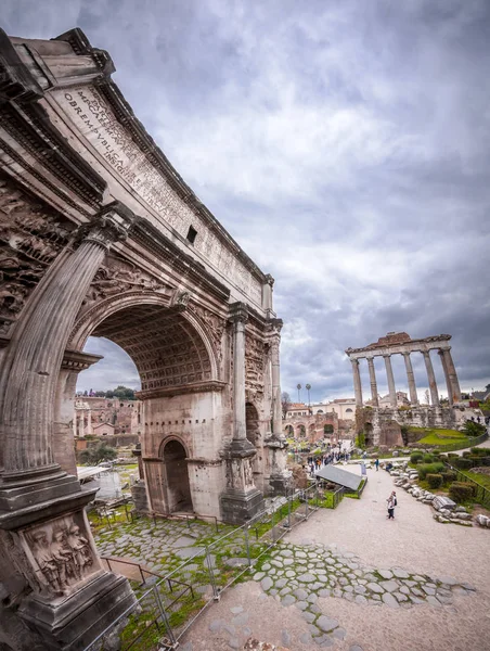 Římské fórum, pohled na vrchol Capitolium Hill v ROMu — Stock fotografie