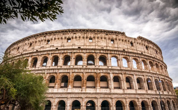 Außenansicht des antiken römischen Colloseums in Rom — Stockfoto