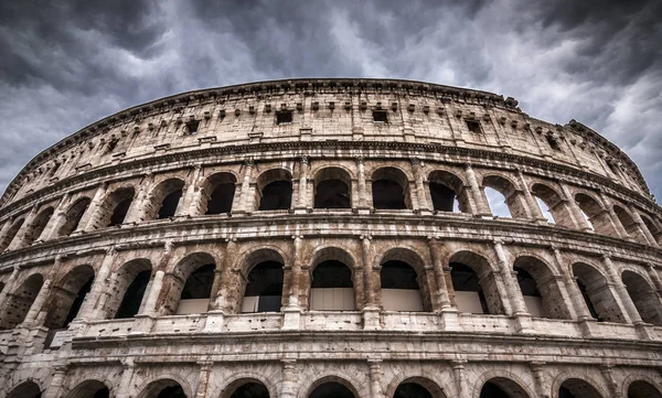 Exteriör utsikt över den antika romerska Colloseum i Rom — Stockfoto