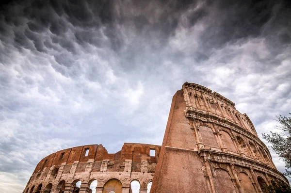 Exteriör utsikt över den antika romerska Colloseum i Rom — Stockfoto