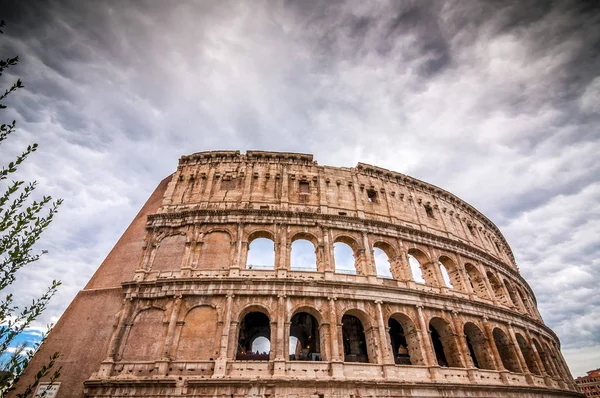 Exteriör utsikt över den antika romerska Colloseum i Rom — Stockfoto