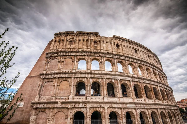 Vnější pohled na starověký římský Koloseum v Římě — Stock fotografie