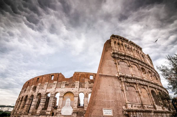 Exteriör utsikt över den antika romerska Colloseum i Rom — Stockfoto