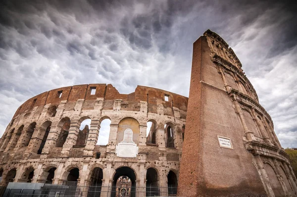 Exteriör utsikt över den antika romerska Colloseum i Rom — Stockfoto