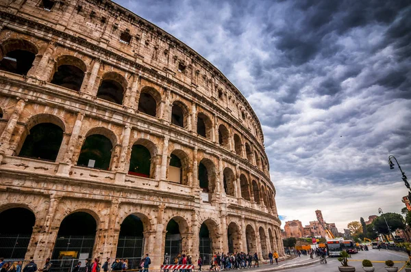 Vista exterior del antiguo Coliseo Romano de Roma —  Fotos de Stock