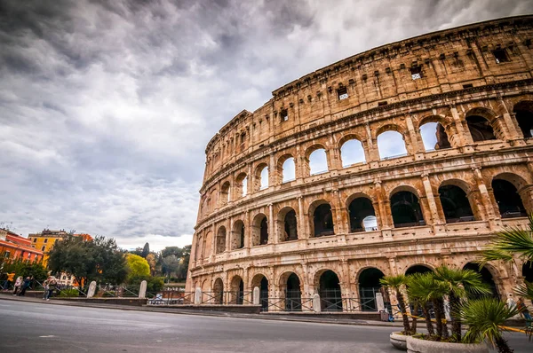 Vista exterior do antigo Coliseu Romano em Roma — Fotografia de Stock