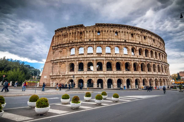 Roma'daki antik Roma Kollosesi'nin dış görünümü — Stok fotoğraf