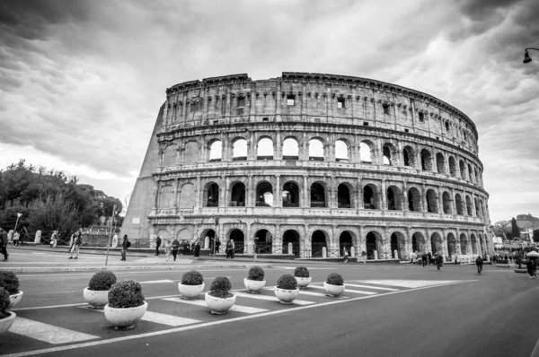 Exteriör utsikt över den antika romerska Colloseum i Rom — Stockfoto