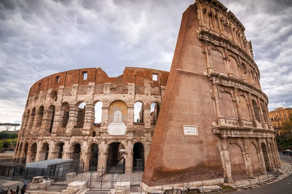 Exteriör utsikt över den antika romerska Colloseum i Rom — Stockfoto