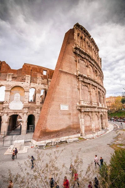 Exteriör utsikt över den antika romerska Colloseum i Rom — Stockfoto