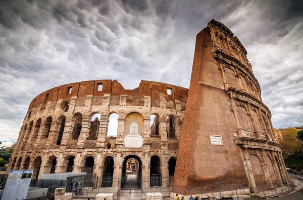 Vue extérieure de l'ancien Colloque romain à Rome — Photo