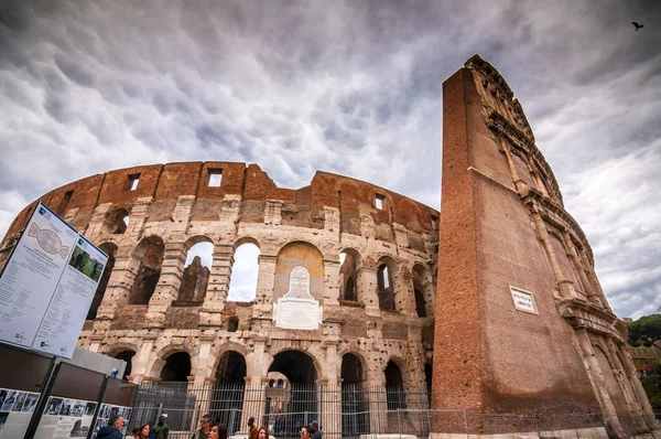 Vista exterior do antigo Coliseu Romano em Roma — Fotografia de Stock