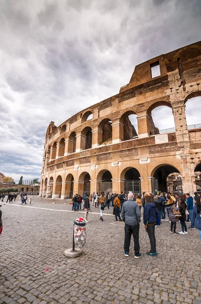 Vista exterior del antiguo Coliseo Romano de Roma — Foto de Stock