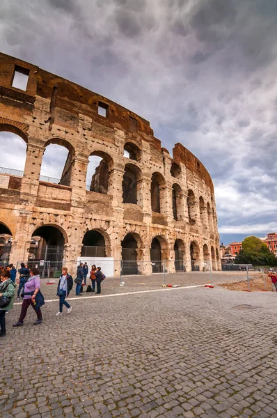 Außenansicht des antiken römischen Colloseums in Rom — Stockfoto