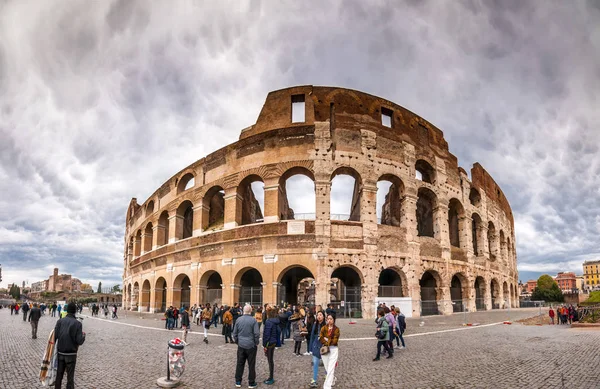 Außenansicht des antiken römischen Colloseums in Rom — Stockfoto