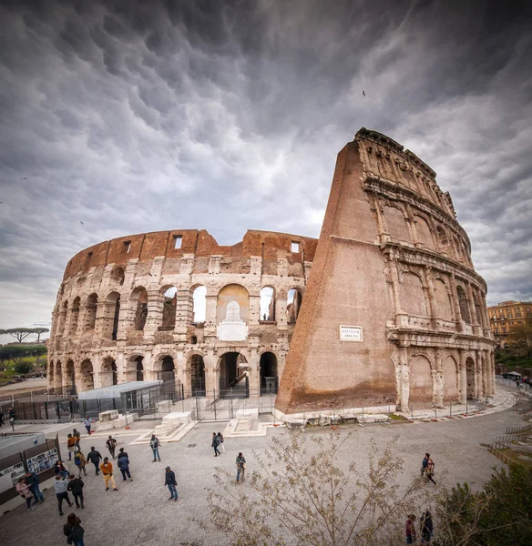 Vnější pohled na starověký římský Koloseum v Římě — Stock fotografie