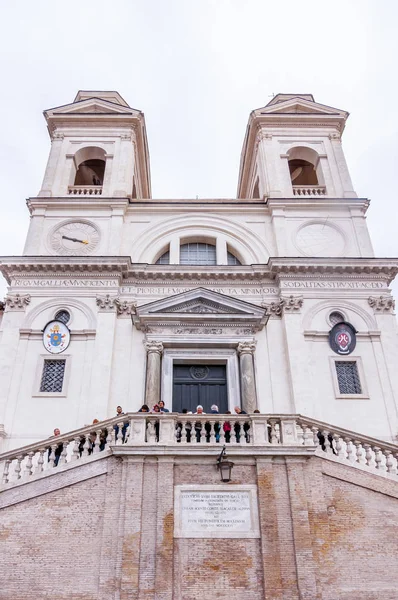 Spaanse trappen op Piazza di Spagna en Trinita dei Monti-kerk — Stockfoto