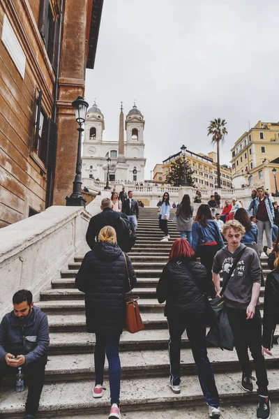 Spanische Treppe an der Piazza di Spagna und der Trinita dei Monti Kirche — Stockfoto