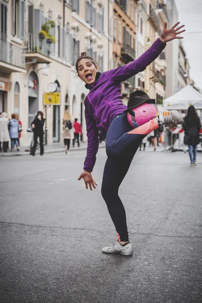 Young female street entertainer performing with her football in — Stock Photo, Image