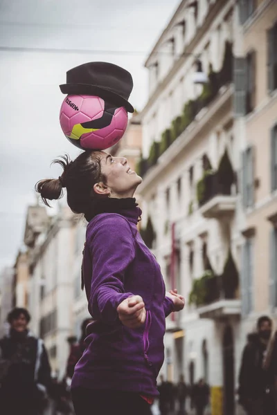 Young female street entertainer performing with her football in — Stock Photo, Image