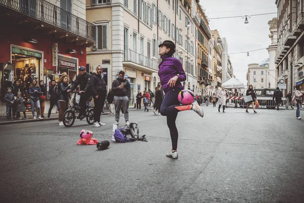 Genç bayan sokak göstericisi futbol topuyla — Stok fotoğraf