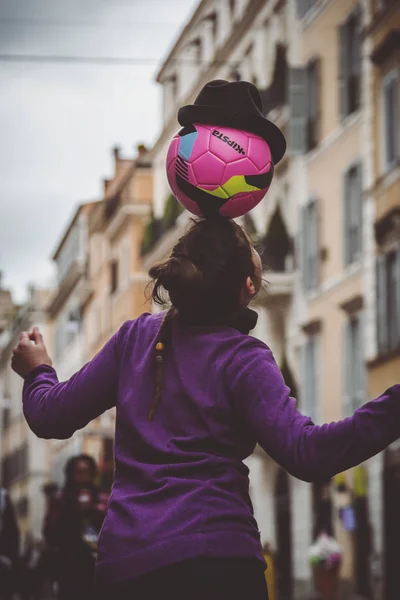 Young female street entertainer performing with her football in — Stock Photo, Image