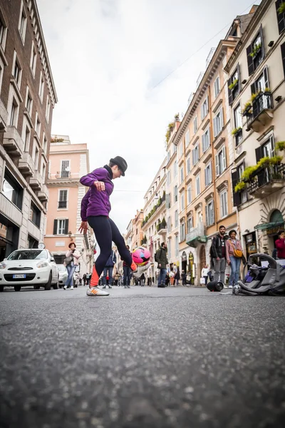 Jovem artista de rua feminino realizando com seu futebol em — Fotografia de Stock