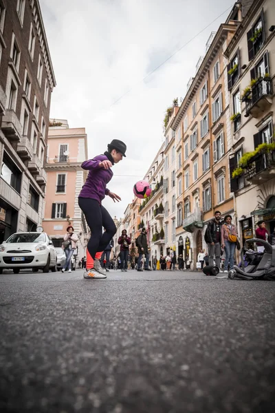 Young female street entertainer performing with her football in — Stock Photo, Image