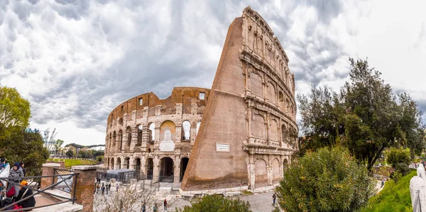 Widok z zewnątrz starożytnego rzymskiego Colloseum w Rzymie — Zdjęcie stockowe