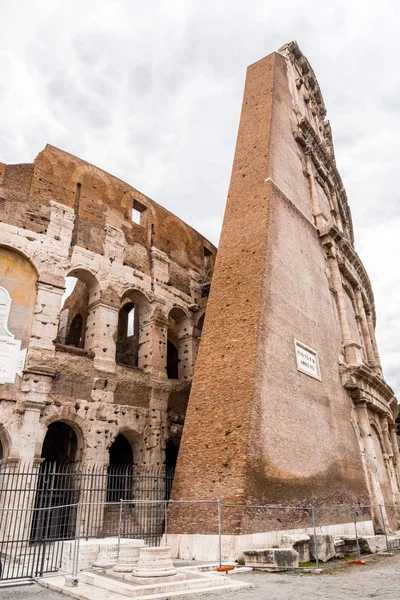 Exterior view of the ancient Roman Colloseum in Rome — Stock Photo, Image