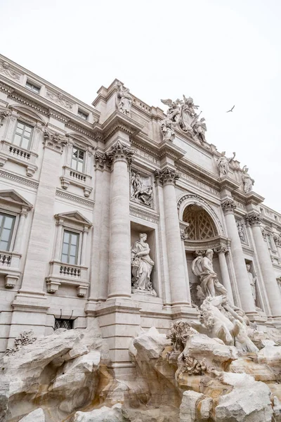 Trevi szökőkút vagy Fontana di Trevi a Piazza Trevi-n, Rómában — Stock Fotó