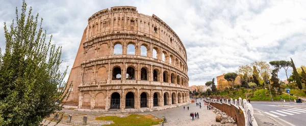 Exteriör utsikt över den antika romerska Colloseum i Rom — Stockfoto