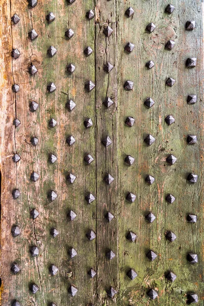 旧木门与古代金属铆钉的细节 — 图库照片