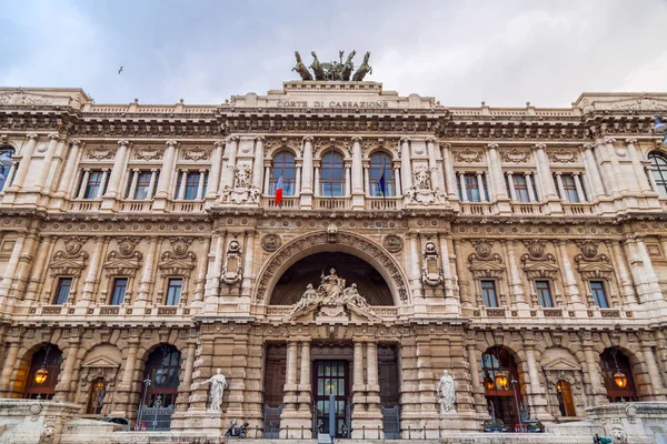 มุมมองภายนอกของศาลฎีกาในกรุงโรม อิตาลี — ภาพถ่ายสต็อก