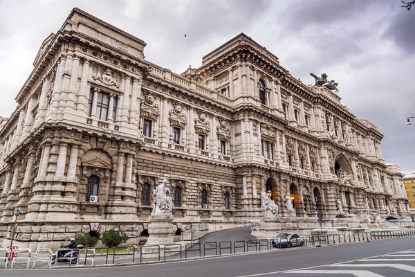 Vista exterior de la Corte Suprema de Roma, Italia — Foto de Stock