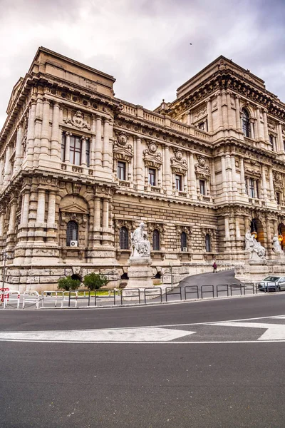 Vista exterior de la Corte Suprema de Roma, Italia — Foto de Stock