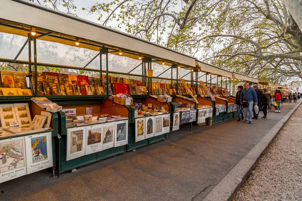 Stands de libros y recuerdos y gente de compras a lo largo del río Tíber i — Foto de Stock