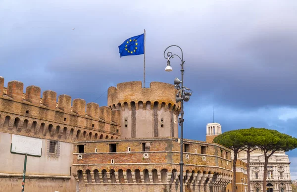 Bandera europea ondeando sobre Castel Sant 'Angelo en Roma — Foto de Stock