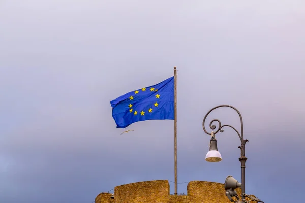 European flag waving on Castel Sant'Angelo in Rome — Stock Photo, Image