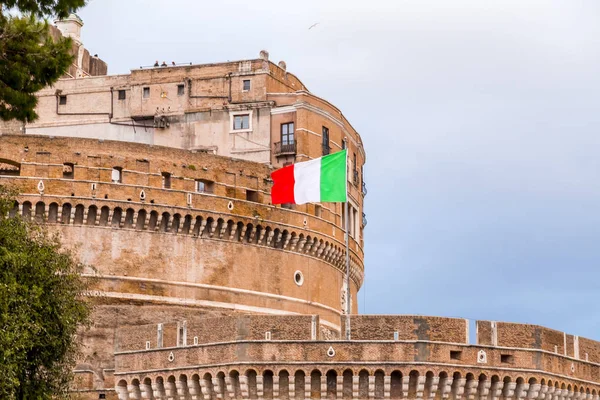 Bandiera italiana sventola su Castel Sant'Angelo a Roma — Foto Stock