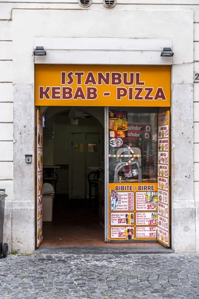 Escaparate de un restaurante kebab turco en Roma, Italia —  Fotos de Stock