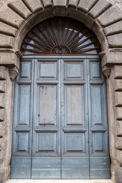 Stare i piękne ozdobne drzwi — Zdjęcie stockowe